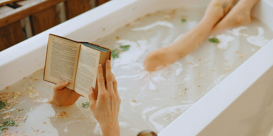 Soothing oat bath for eczema